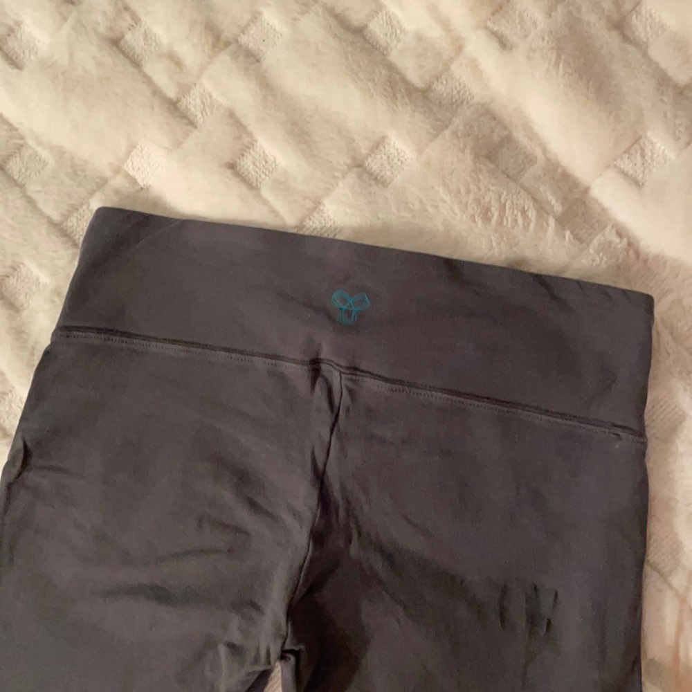 Aritzia TNA grey Capri leggings
